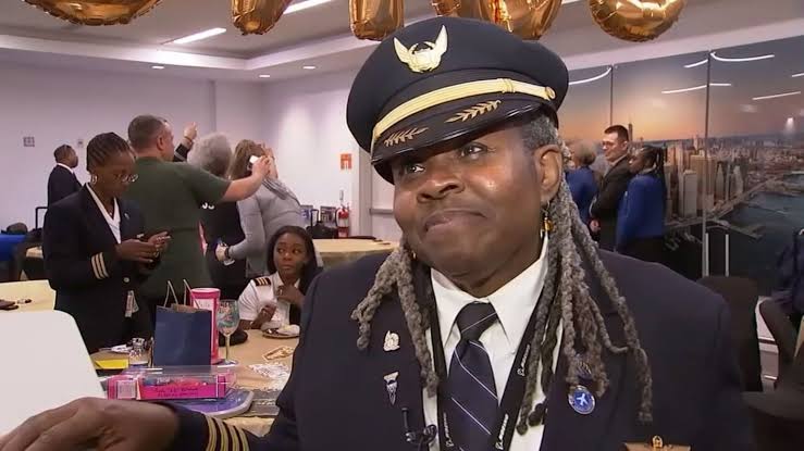 United Airlines First Black Female Pilot Theresa Claiborne Bids Farewell To 34 Year Career 1701