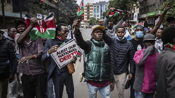 Pro- and anti-government protesters clash in Kenya as police hurl tear-gas cannisters