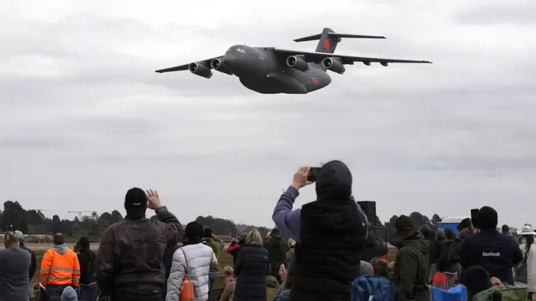 Aircraft Displays Wow Crowds at South Africa’s Annual Aerospace Exhibition